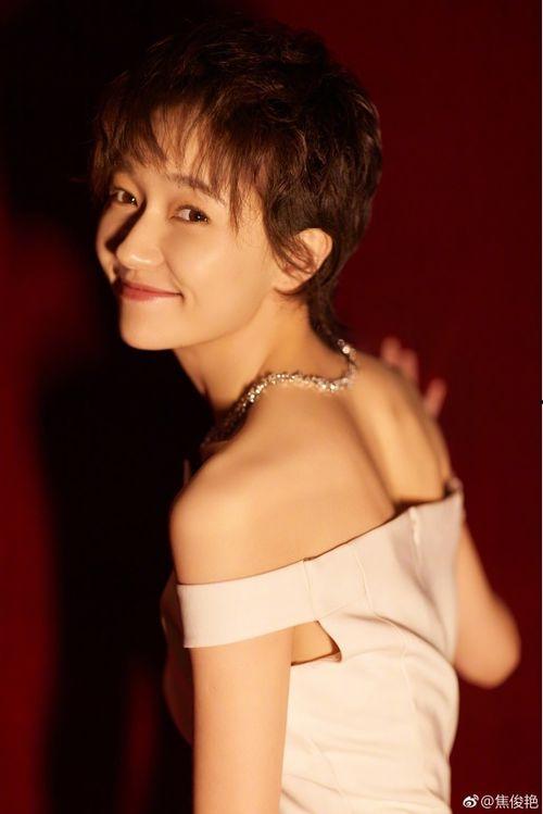 娱乐吃瓜焦俊艳,从吃瓜群众到焦点人物，娱乐圈的蜕变之路